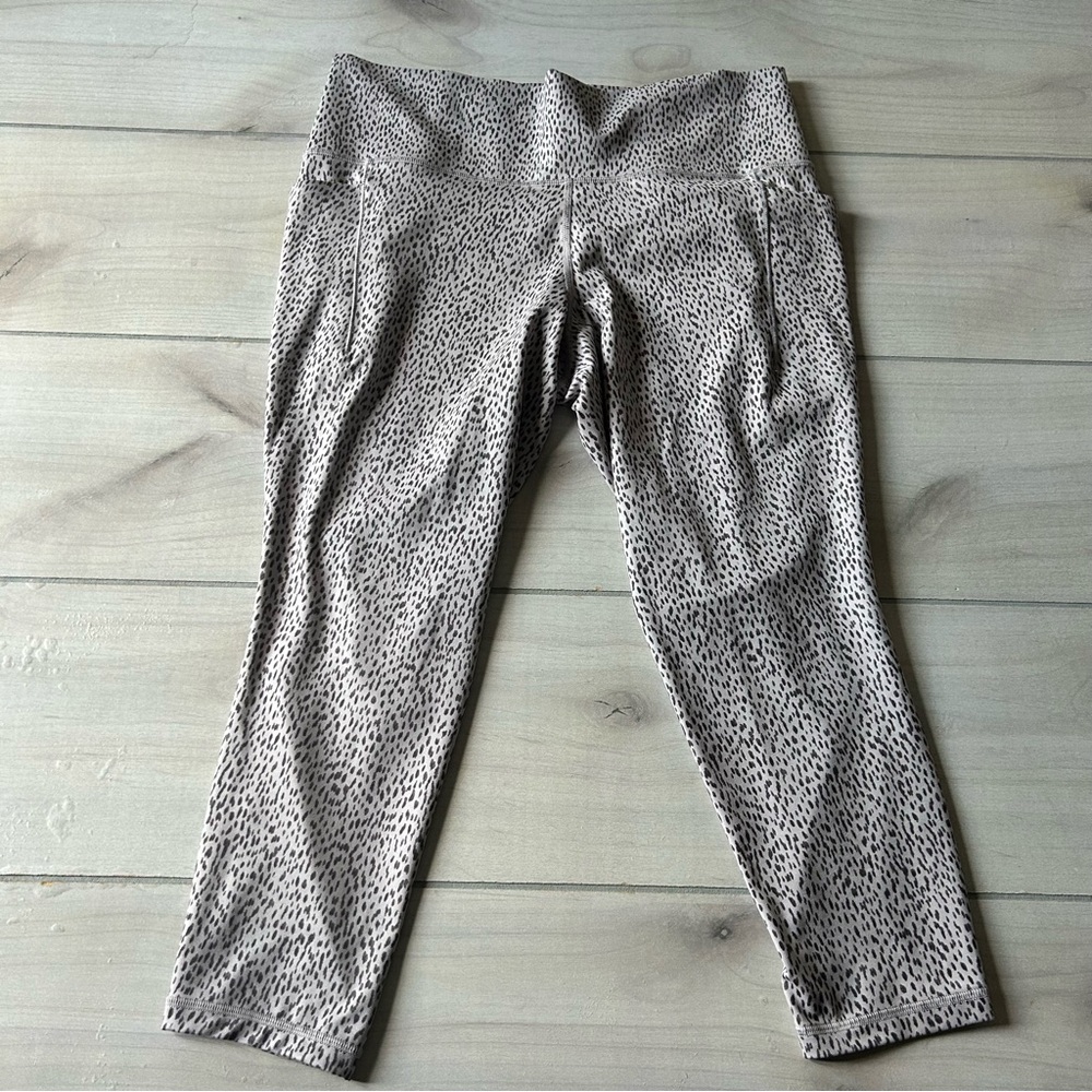 Athleta Salutation Stash High Rise Capri Athletic Activewear Leggings